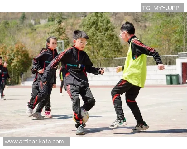 喀什地区足球捐赠活动助力青少年体育发展与梦想实现