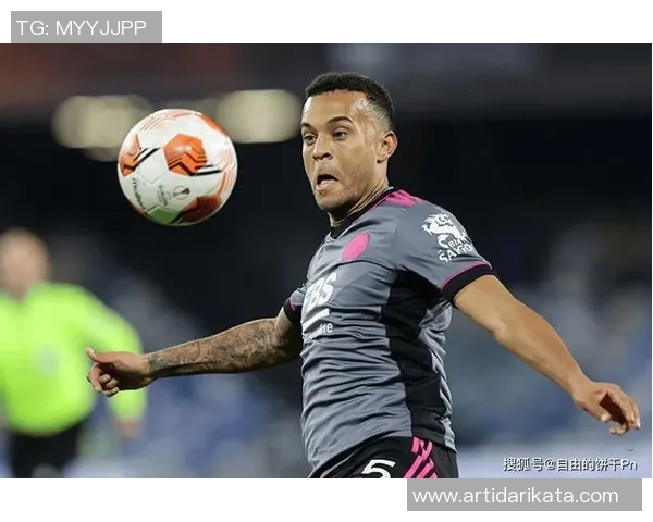 足球巨星离世引发全球哀悼球迷与明星生涯的回忆交织成悲伤篇章 足球巨星离世引发全球哀悼球迷与明星生涯的回忆交织成悲伤篇章